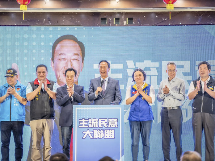 向來不諱言挺郭的金門縣議長洪允典（左3），對於郭侯兩人同時間訪金門，態度冷熱有別，幾乎全程都陪在郭台銘身邊。（圖：郭辦提供）