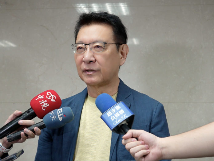 趙少康認為從某個角度來看，柯文哲「賭徒性格」其實蠻明顯的，也因為他沒有太多資產，「賭本就是民調」。（圖：趙少康自媒體辦公室）