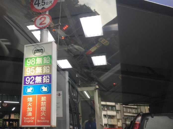 台灣中油公司宣布，自明（20日）凌晨零時起汽油調降0.1元、柴油價格不調整。（圖：資料照）