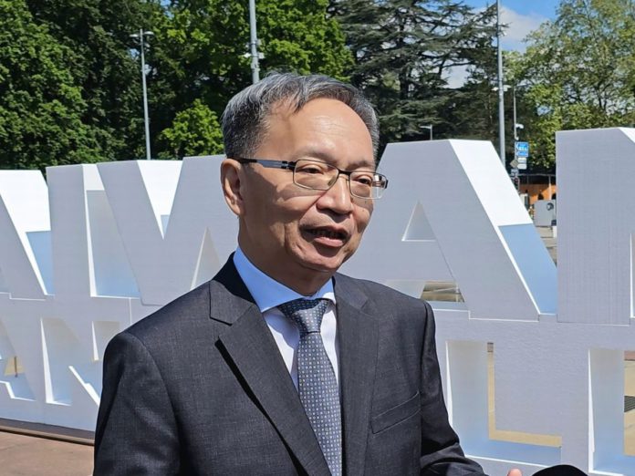 梁文傑涉嫌違法使用加熱菸，衛福部長薛瑞元說「該罰就罰」。（圖：衛福部臉書）