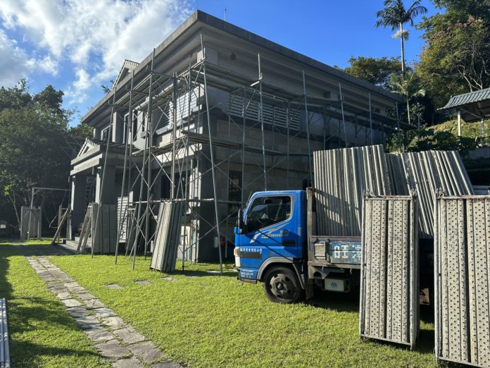 廖先翔自拆違建，喊話「不要比我漏氣」　賴清德回應：修建過的礦工公寮，跟利用特權違法侵佔國有土地興建的龐大豪宅完全不一樣。（圖：廖先翔臉書）