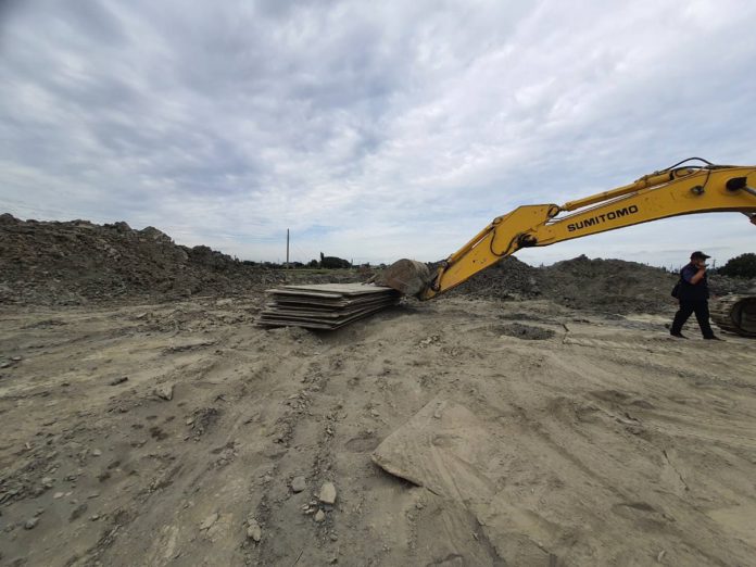 陳姓男子開挖土機，在沿海農地非法掩埋營建廢棄物。（圖：雲林地檢署提供）