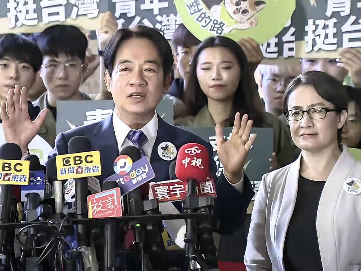 賴清德強調,他和蕭美琴參選代表一種路線的選擇:台灣人民選擇信賴台灣,讓台灣在民主的道路上繼續前進;或是倚賴中國,走回「一中原則」的老路。(圖:中選會直播畫面)