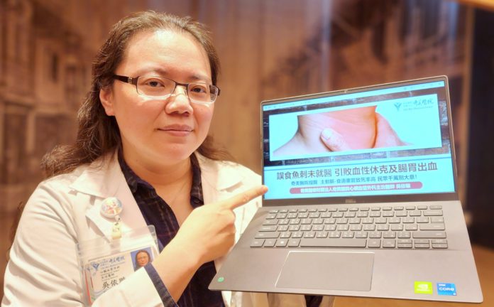 醫師提醒，誤食異物時，千萬別大口吞飯、喝醋、以手指催吐或採用偏方，恐讓異物越卡越深。（圖：奇美醫提供）