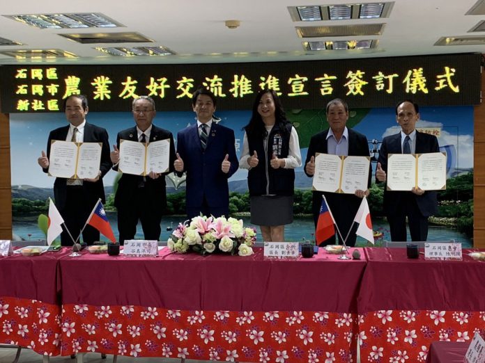 台中市石岡及新社區農會，與日本茨城縣新常陸野農業協同組合、八鄉農業協同組合，簽訂友好交流推進宣言。（圖：農業局提供）