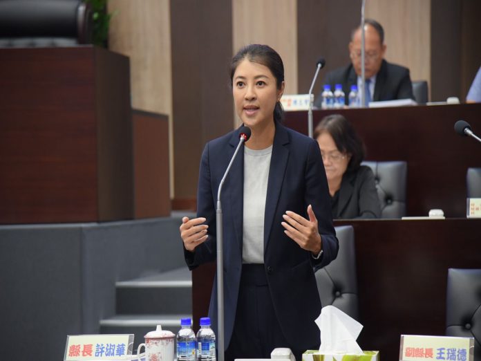 假日到溪頭的遊客可以在鹿谷鄉農會茶業文化館停車，再搭乘接駁車上溪頭，11月18日起試辦。（圖：縣政府提供）