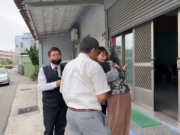 青柳小姐只知道父親早年居住在台中市梧棲區，手邊資料也只有父親的臺灣名字及幾張照片。（圖：清水分局提供）