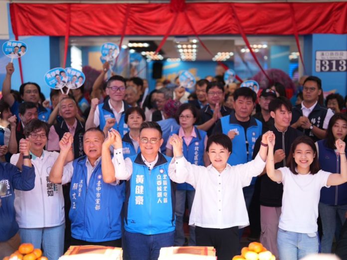 台中市長盧秀燕周日回到本命區北區北屯區，率藍白2大女力，站台挺黃健豪，強調讓台中發展不停擺。（圖：國民黨台中市黨部提供）