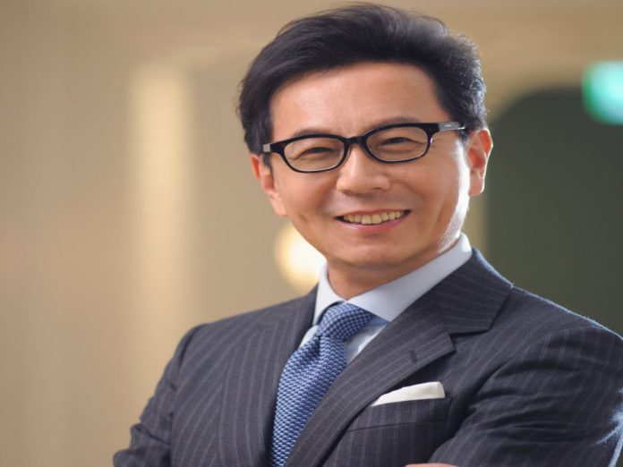 富邦集團董事蔡明忠，獲頒東海大學名譽博士，成為東海創校以來第八位名譽博士。（圖：東海大學提供）