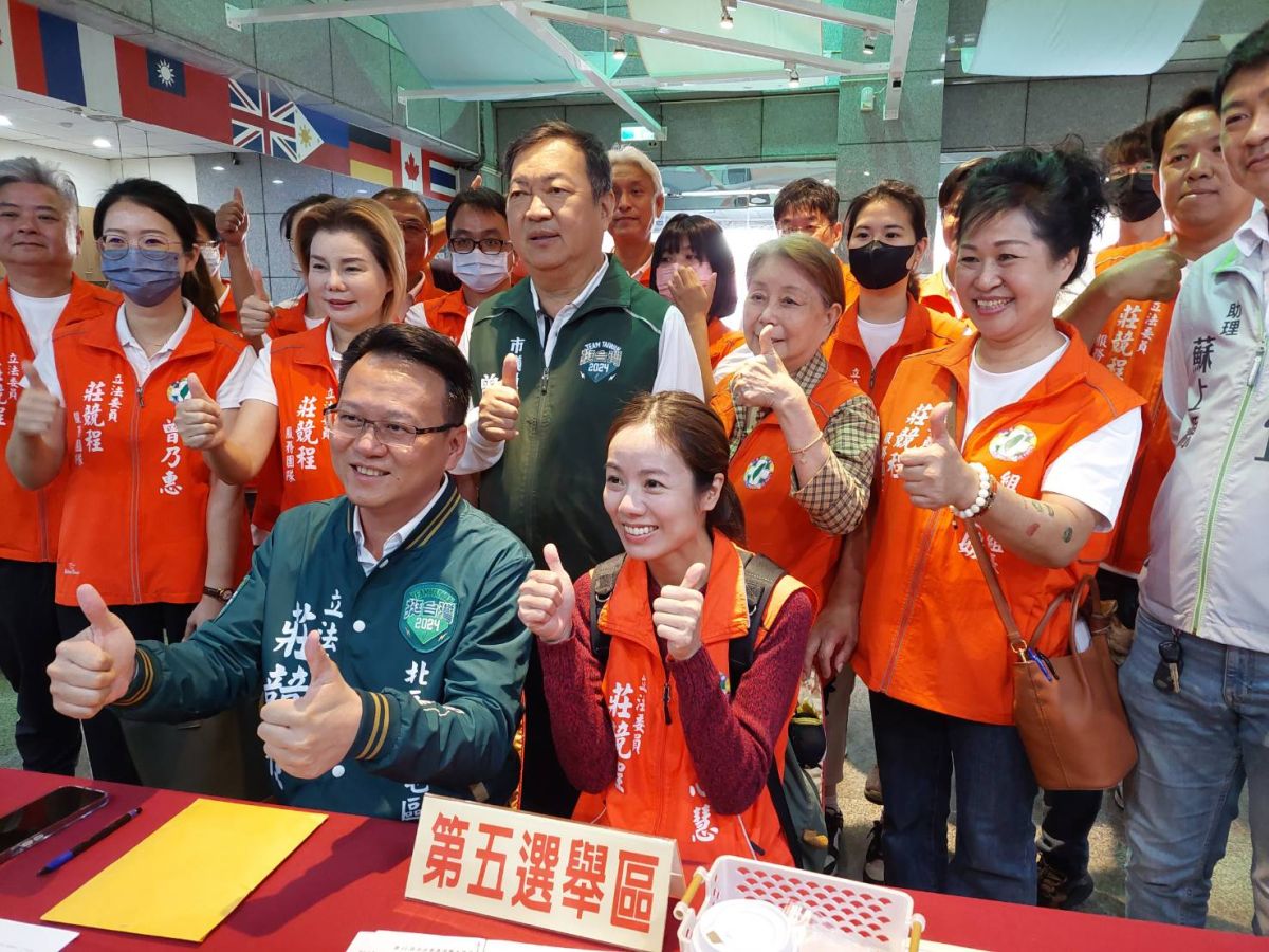 中市立委選舉登記第一天,第五選區立委莊競程搶得頭香。(圖:寇世菁攝)