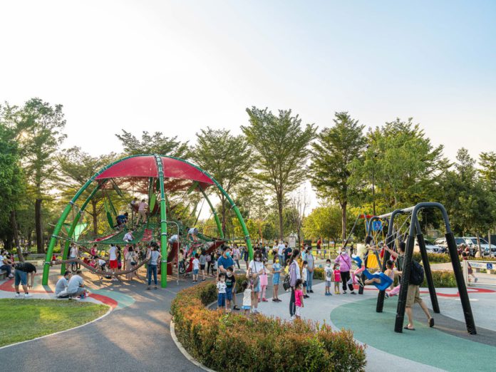 台中市政府美樂地計畫，再度獲得國際獎項，黎新公園大西瓜造型的益智攀爬網、無障礙盪鞦韆及全齡化體健設施，獲得民眾青睞，更勇奪「亞太地區國際景觀大獎」優選獎。（圖：中市府提供）