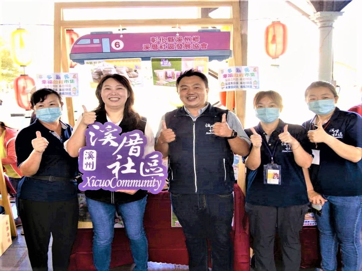 勞動力發展署中彰投分署劉秀貞分署長,為溪厝社區加油。(圖:中彰投分署提供)