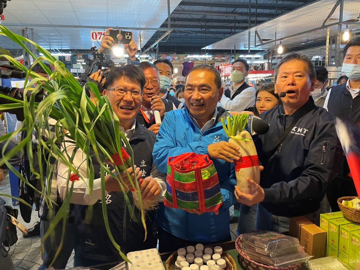 侯友宜竹北仁義市場拜票,攤商凍蒜聲不斷。(圖:林思銘提供)