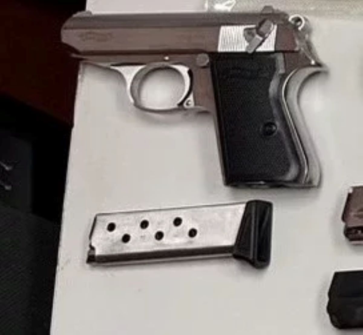 警破小型兵工廠,赫見007主角使用的德製華瑟PPK半自動手槍。(圖:警方提供)