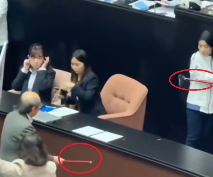 影／被柯建銘枴杖打傷！　徐巧芯曬驗傷單：真的適任總召嗎