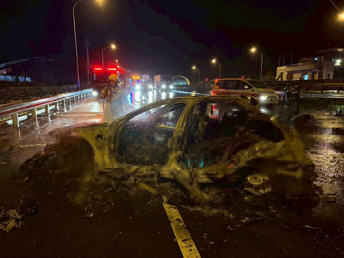 國3中寮隧道出口火燒車！駕駛噴飛倒臥車道喪命　整輛車陷火海成骨架